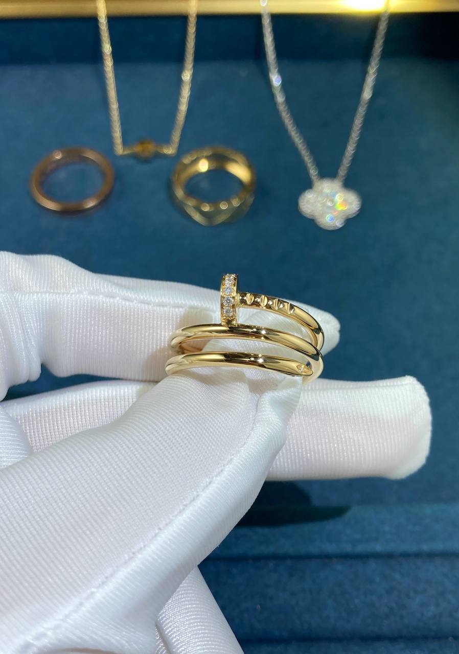 Nail double row ring with diamonds